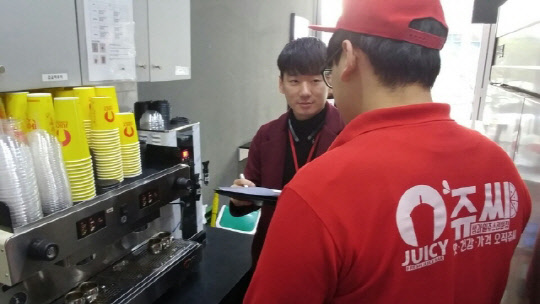 쥬씨 슈퍼바이저(왼쪽)가 가맹점주와 함께 위생 점검을 실시하고 있는 모습